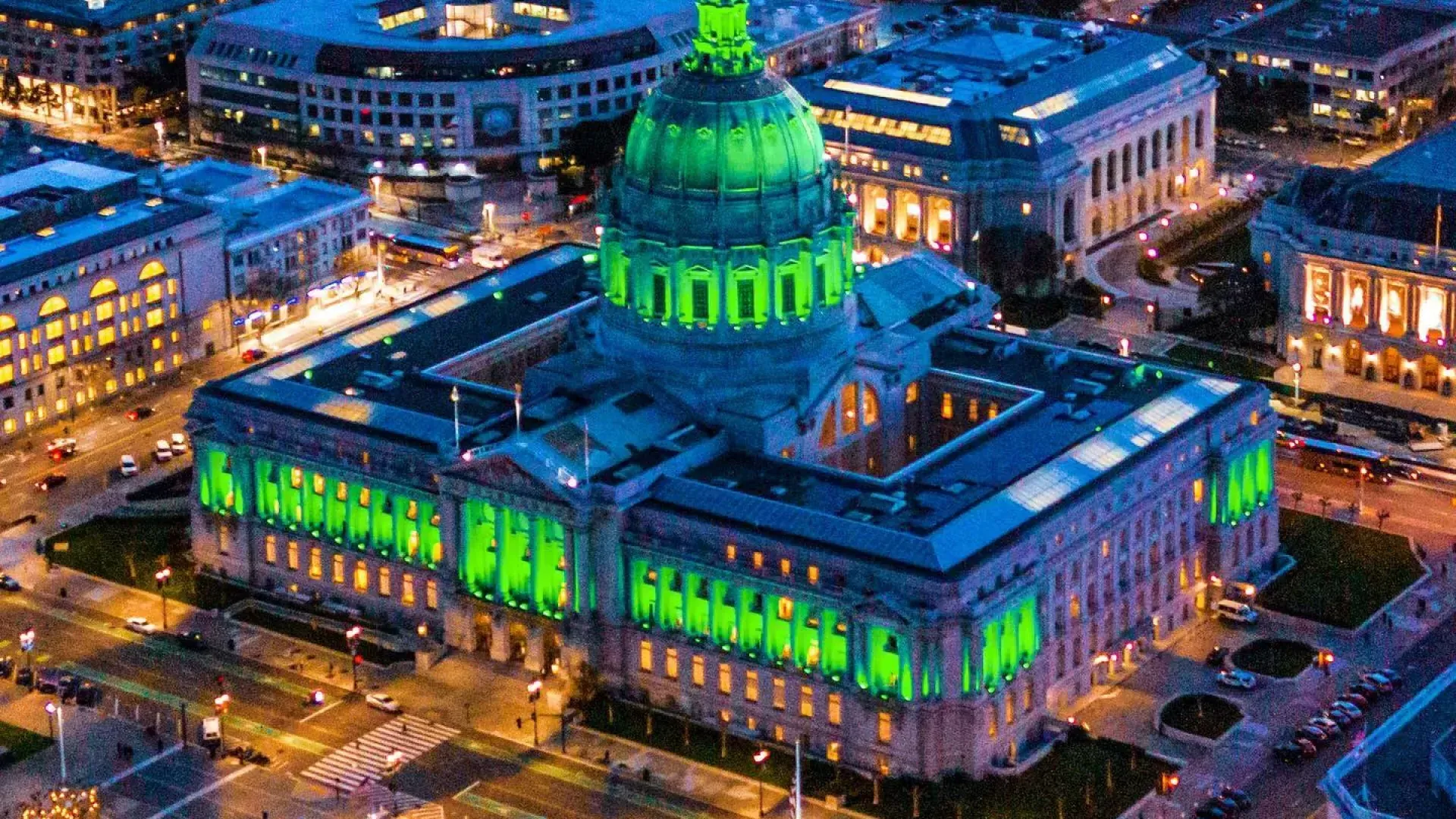 L'Hôtel de Ville illuminé pour la Saint-Patrick