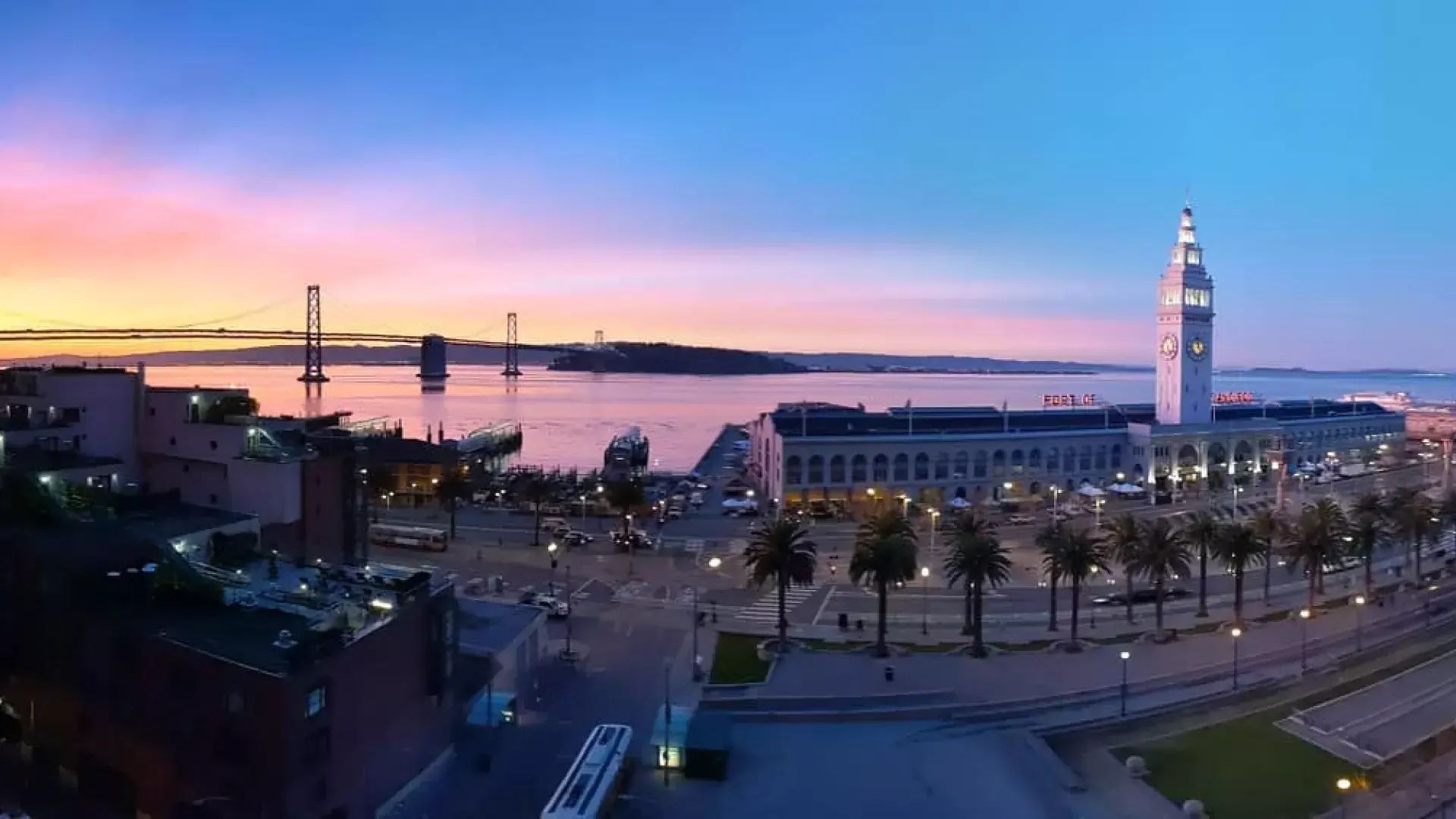 Uma vista panorâmica do Ferry Building de São Francisco.