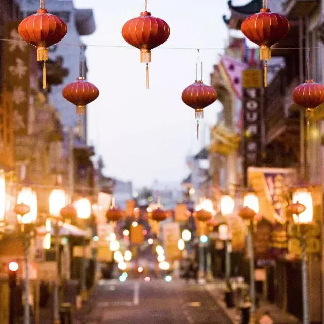 近距离观察悬挂在唐人街上的一串红色灯笼. San Francisco, Californie.